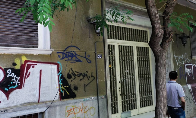 Άγιος Παντελεήμονας: Την σκότωσε με το τηλεκοντρόλ και το μαξιλάρι – Ο σύζυγος που πάσχει από άνοια